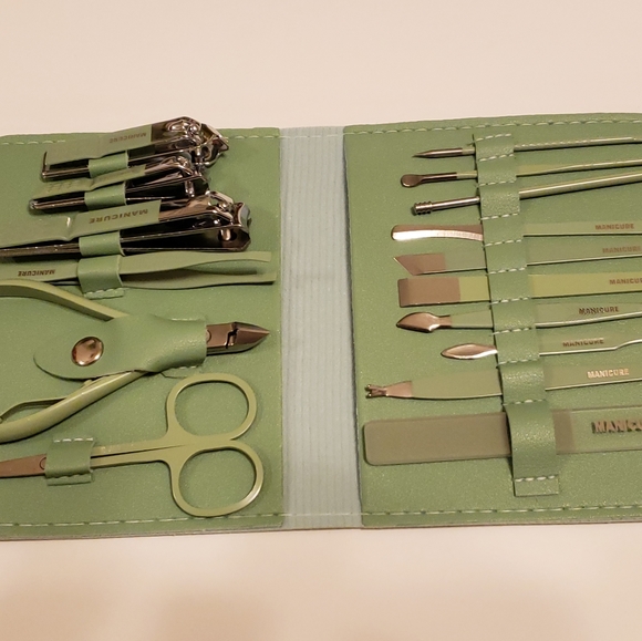 16 Pc Make Up Kit & Manicure Set - Picture 9 of 11